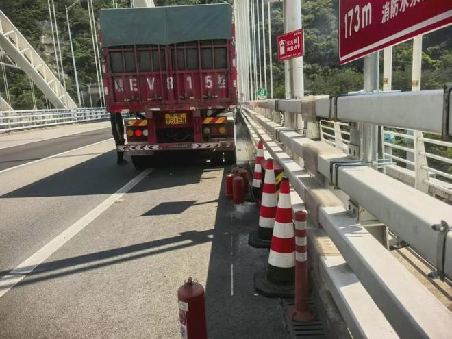 货车后轮自燃汉中高速交警迅速救援(图2)